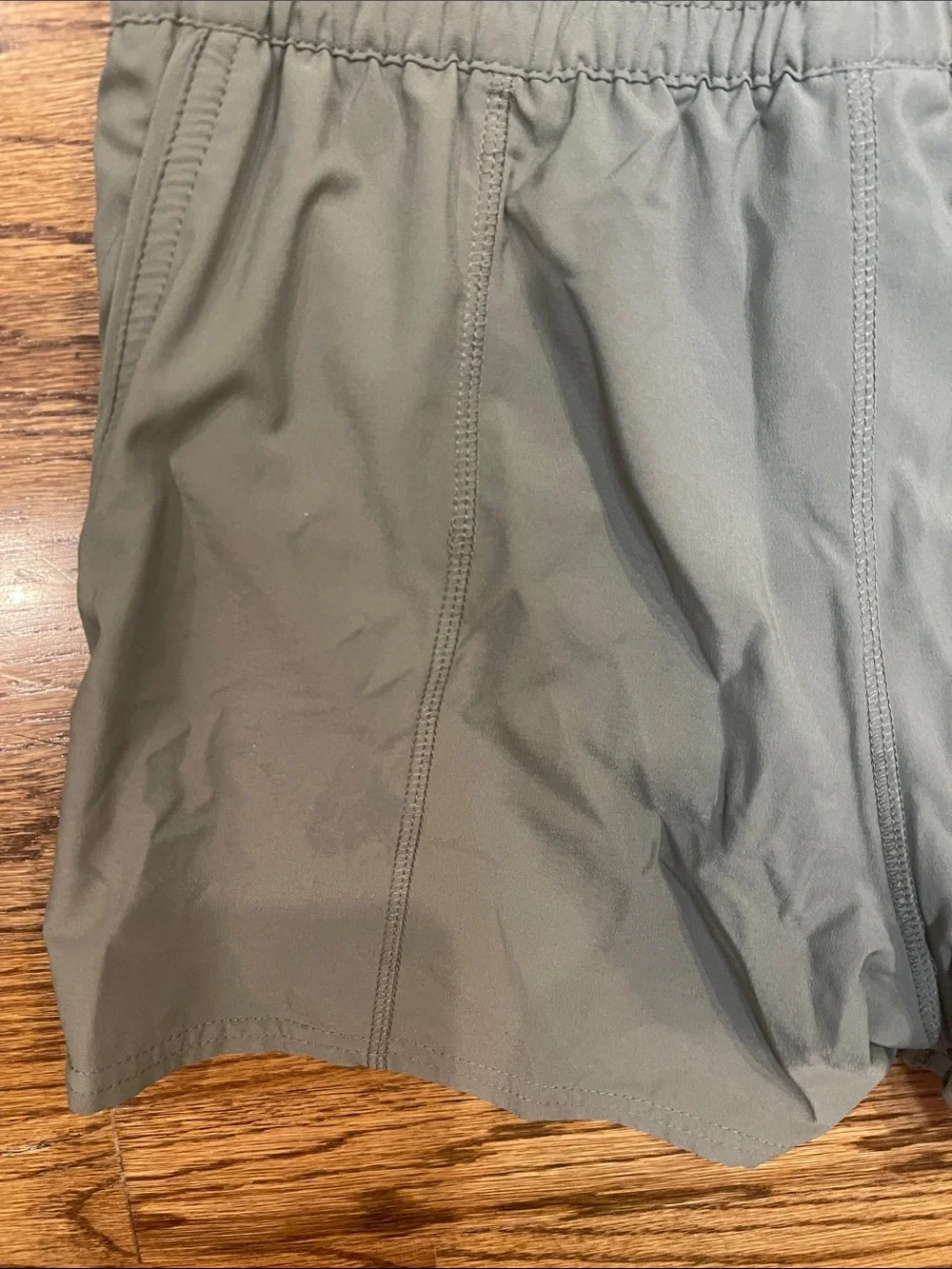 Vuori Women's Clementine 2.0 Shorts in Olive gray Sz M - Picture 12 of 13